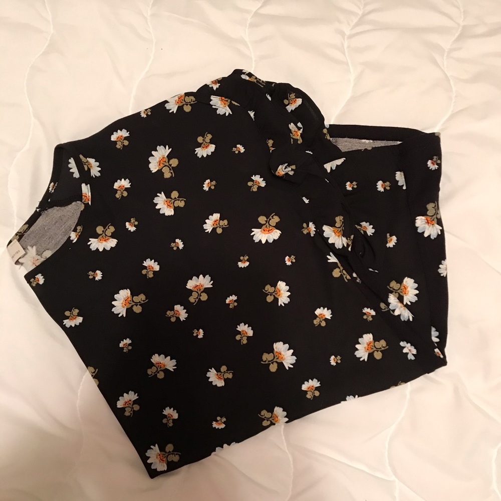 Daisy Pattern Short-Sleeve Top - Picture 3 of 3